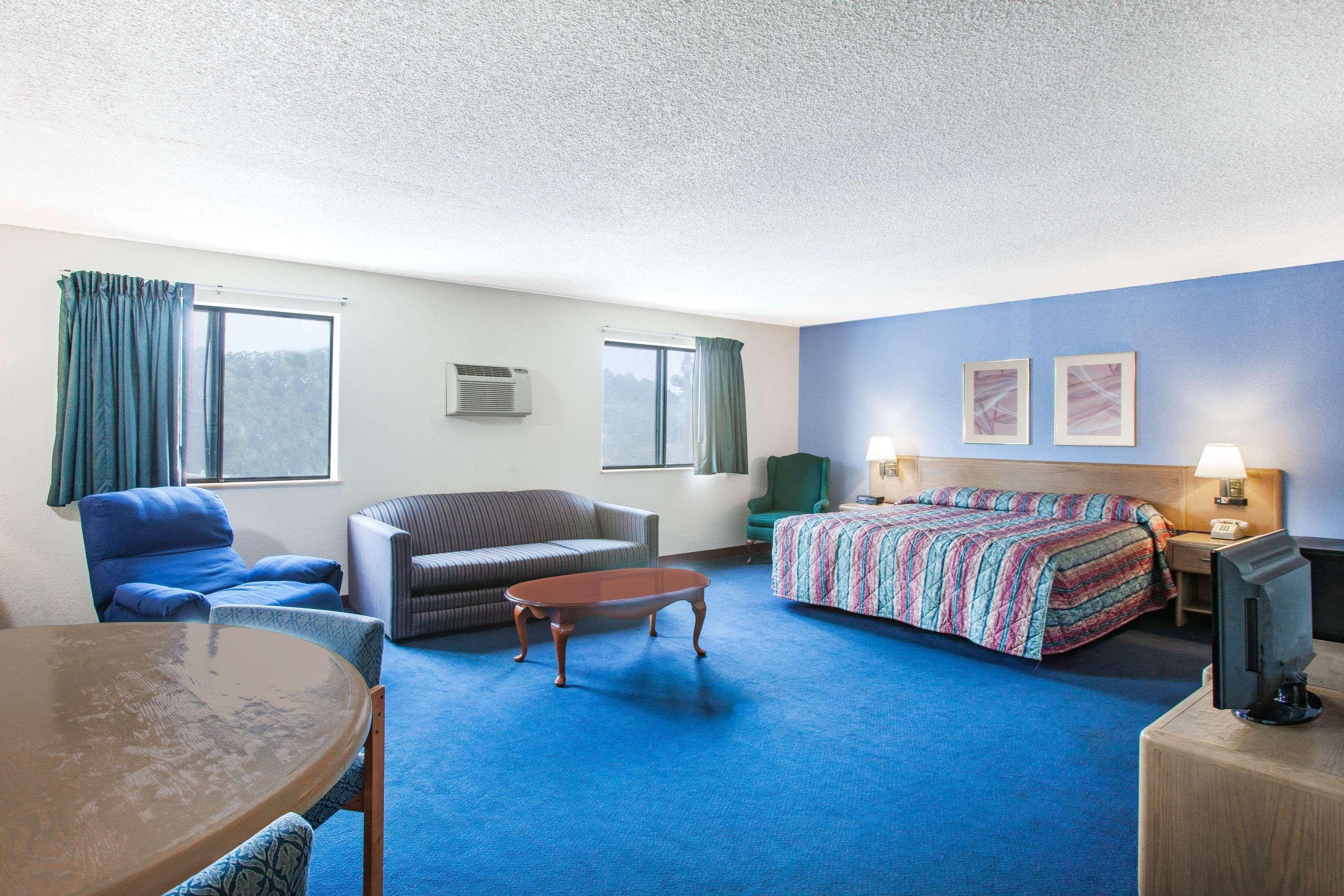 Super 8 By Wyndham Hot Springs Hotel Exterior photo